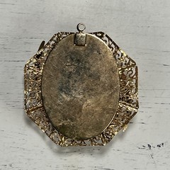 Vintage Cameo Pendant Gold Toned Filigree 1950s-1970s Costumer Jewelry