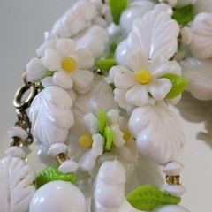 1950’S VINTAGE PLASTIC/LUCITE DAISIES 43″ NECKLACE.