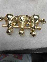 Vtg AJC gold tone 3 Cows dangling bells Pin