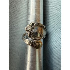 VTG WM. A.Rogers Oneida Silver plate Spoon Ring embossed floral Sz 7 Cottagecore