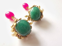 MIRIAM HASKELL 50’S GILT BRASS DANGLE EARRINGS: JADE & RUBY PÂTÉS DE VERRE BEADS