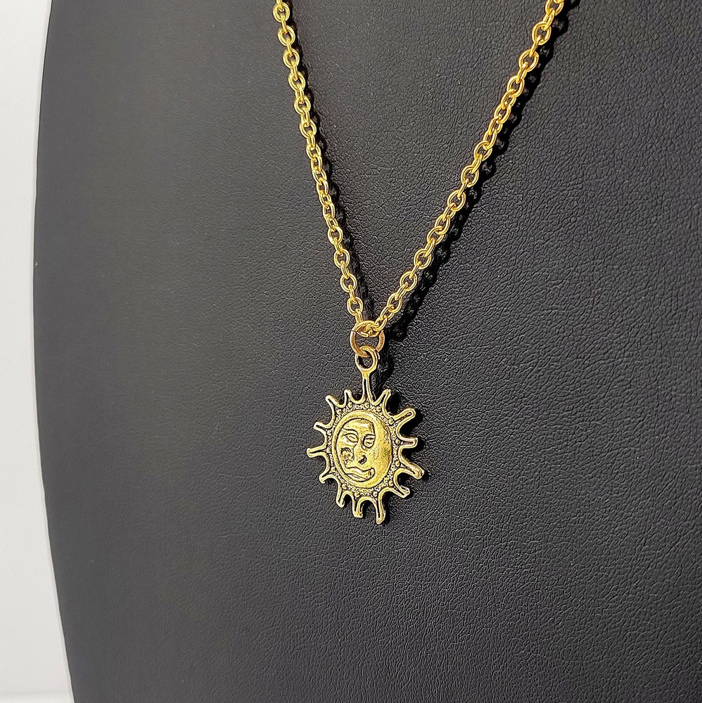 Vintage Gold-tone Sun Face Pendant Necklace 90s Celestial Whimsy Y2K Cosmic 24″