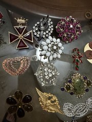 Vintage Jewelry Lot Estate Brooches/Pins 68 Pcs – Beautiful. Floral, Holiday Etc