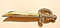Vintage Rhinestone Sword Brooch Pin Gold Tone Scimitar Saber 3 1/8″ Jewelry