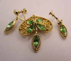 Vintage Peridot Green Rhinestone Gold Tone Brooch Pin Screw Dangle Earrings Set