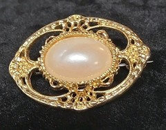 Vintage Off White Faux Pearl Gold Tone Metal Brooch Vintage
