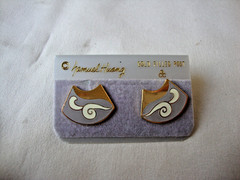 VINTAGE SAMUEL HUANG DESIGNER CLOISONNE RETRO ABSTRACT FAN WHITE & GRAY EARRINGS