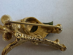 VINTAGE SWOBODA SIGNED GOLD TONE JADE PEARL BIRD ON BRANCH BROOCH PIN 1.5″
