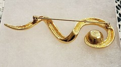 Vintage Signed Avon Faux Pearl Goldtone Ribbon Swirl Brooch Pin Secure Clasp