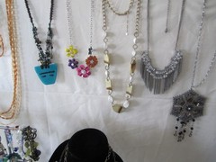 8# Vintage-Now 217pc Costume Jewelry Necklace Earrings Pins Bracelets Lot (Bb17