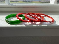 Lot Of 4 Vintage Green Leaf & Marbled Red Daisy Carved Bakelite Bangle Bracelets