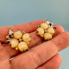 Vintage Earrings Thermoset Clover Flower Gold Tone Clip On Faux Seed Pearl