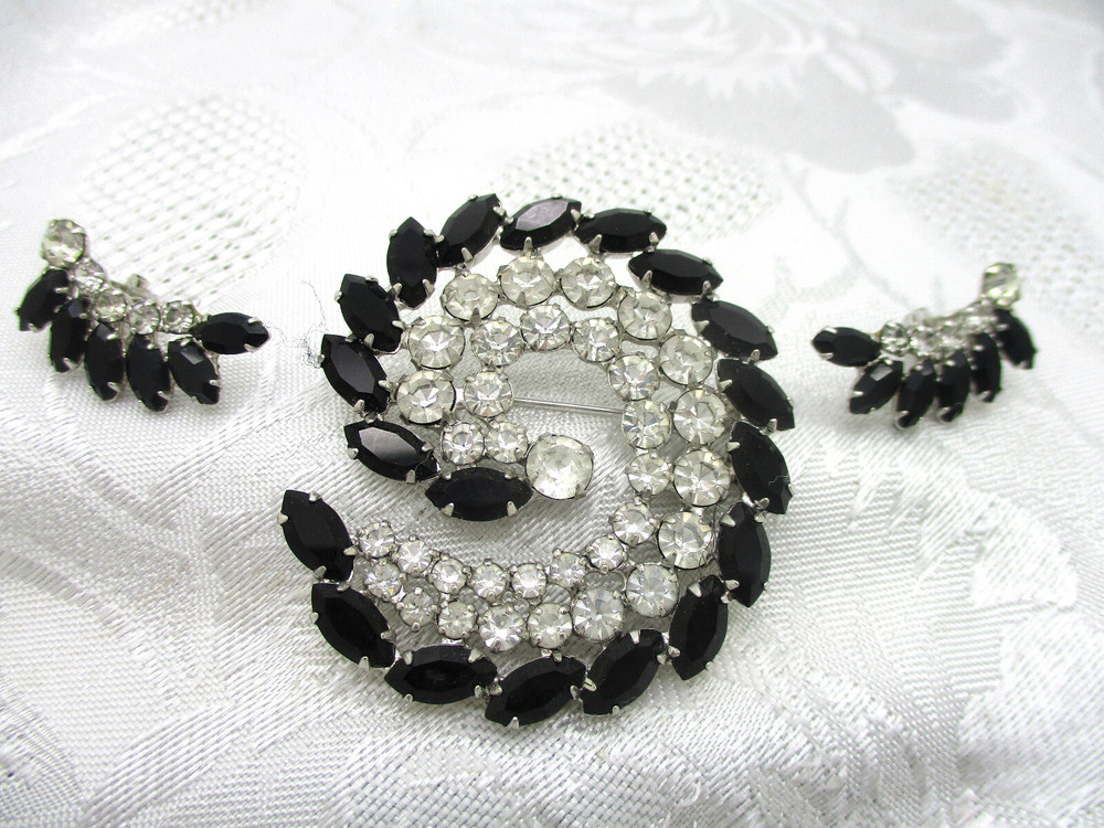 VINTAGE ESTATE JEWELRY SIGNED B DAVID BLACK RHINESTONE CLIP EARRINGS BROOCH PIN