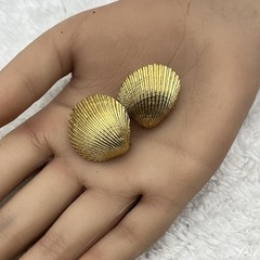 Vintage Scallop Shell Earrings Gold Tone Screw Backs Mermaidcore 1″