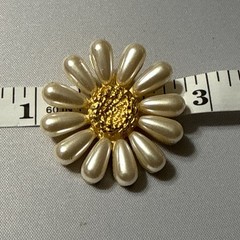 VTG GIVENCHY DAISY ONE CLIP ON EARRING