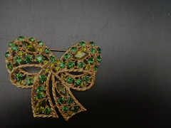Antique Green Glass Beads Gold tone Bow Brooch Unsigned 2.25″ Diameter