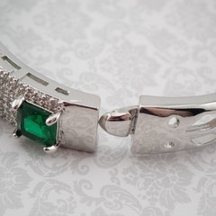 VTG Princess Cut Simulated Emerald Clear CZ Silver Tone 6 1/4″ Hinged Bangle