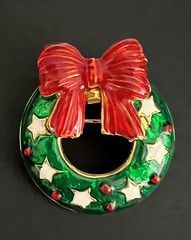 Vintage VERO Brooch Christmas Wreath Pin Shiny Enamel Green Red Gold Tone Back