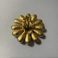 VTG GIVENCHY DAISY ONE CLIP ON EARRING