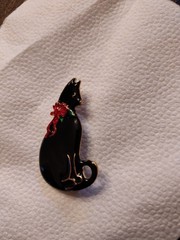 Nice VTG VERO Brooch Pin BLACK ENAMEL CHRISTMAS KITTY CAT With Red Bow Signed