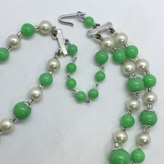 VTG FAUX JADE GREEN LUCITE LAVA OVAL ART GLASS BEAD TWO STRAND NECKLACE JAPAN 15