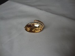 VTG HANDMADE NATURAL LACQUERED SEASHELL GOLD PLATED HINGED DRESS/SCARF CLIP