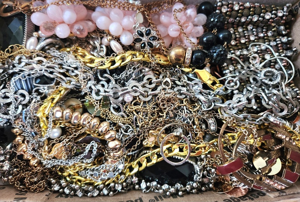 BEAUTIFUL VINTAGE JEWELRY LOT 2LBS #1 (U Get What U C In Pics:)
