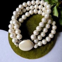 Vintage 70s Faux pearls 3 Strands Bracelet 7″ Wrist
