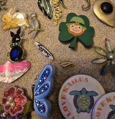 Vintage Brooches Set Mixed Lot Materials Metal Wood Plastic Gold Tone