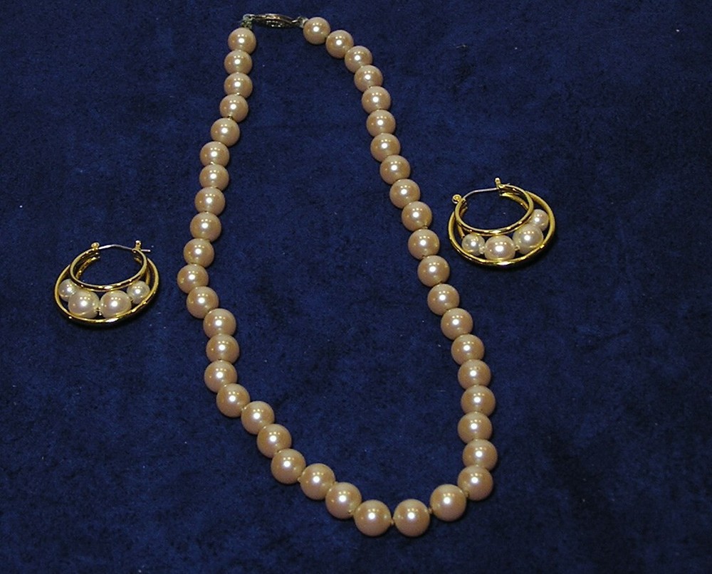 Vtg 16″ simulated pearl necklace with pearl pierced hoop earrings.