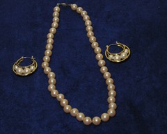 Vtg 16″ simulated pearl necklace with pearl pierced hoop earrings.