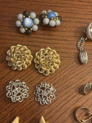 31 Pair Clip Earrings Vtg Dangle Silver Gold Colorful Wearable Retro Vintage