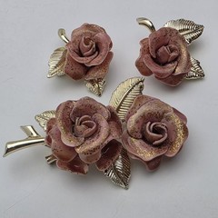 Vntg Gold Dusted Mauve Pink Delicate Rose Clip Earrings And Brooch Gold Tone M10