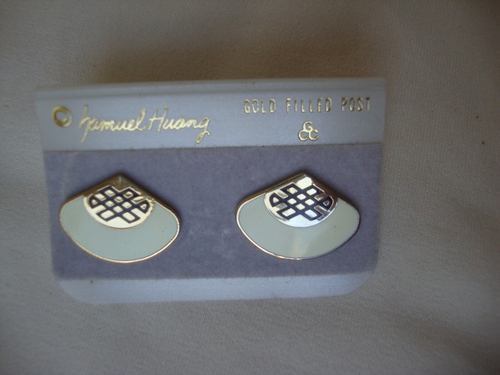 VINTAGE SAMUEL HUANG DESIGNER CLOISONNE RETRO ABSTRACT FAN WHITE & BLACK EARRING