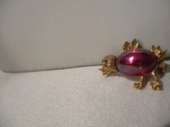 VINTAGE Jelly Belly Textured Goldtone Baby Chick/Bird 1″ L w/Red Cabochon Belly