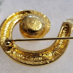 Vintage Signed Avon Faux Pearl Goldtone Ribbon Swirl Brooch Pin Secure Clasp