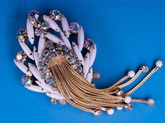 Vintage Fringe Tassel Spray Brooch Pin Gold-Tone 3.5″ AB Rhinestone White Enamel