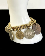 Vintage 1950s Chunky Curb Chain Gold Tone WORLD COINS Charm Bracelet 7 1/2″ L