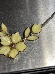 Vintage Signed Crown TRIFARI Poured Glass Bezel Flower Necklace 15.5″ pls read