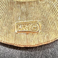 ART Arthur Pepper Brooch Pin Goldtone 1 5/8″ Abstract & Round 3D Signed Vintage