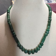 Green Jade Beaded Necklace Vintage Barrel Round Beads Gold Tone Clasp 17 Inches