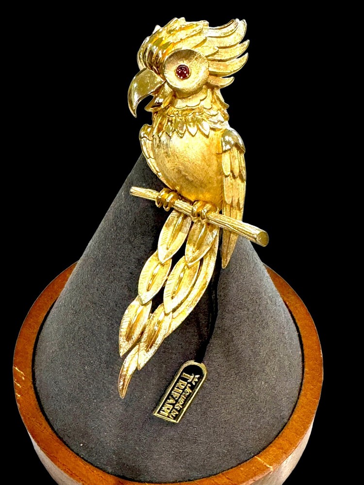 NOS NWT 1960’S CROWN TRIFARI GOLD PLATED CABOCHON PARROT TROPICAL BIRD BROOCH