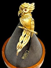 NOS NWT 1960’S CROWN TRIFARI GOLD PLATED CABOCHON PARROT TROPICAL BIRD BROOCH