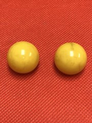 VINTAGE BRASS & BUTTERSCOTCH BAKELITE 0.75″ OR 21 MM BALL SNAP ON EARRINGS