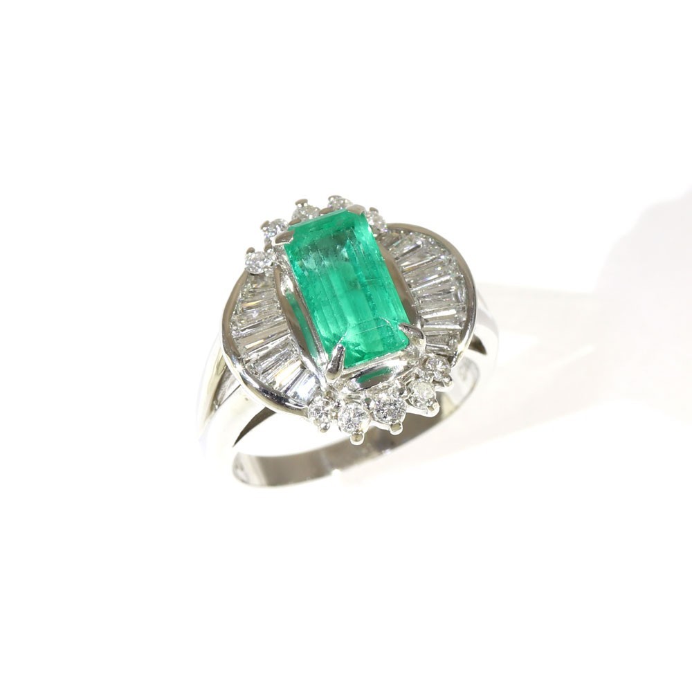 Emerald ring in platinum Japanese Vintage Estate Jewelry JEM-1151