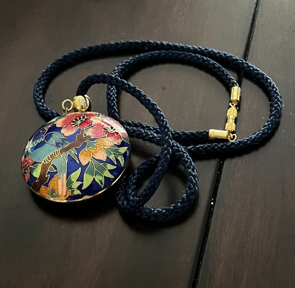 ✨VTG ASIAN GOLDTONE CLOISONNÉ PENDANT • COBALT BLUE • BIRD & FLOWERS • BLUE CORD