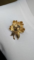 Vintage WARNER mechanical gold tone Day to Night flower brooch pin