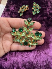 Vintage Juliana D&E Emerald Green Wreath Brooch and Matching Earrings unsigned