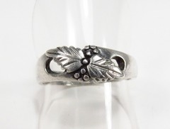 Vintage 1990s Wheeler Mfg. Co. USA Sterling Silver Grape Leaves Band Ring Sz 8