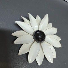 EMMONS VINTAGE White Enamel Daisy Flower Brooch Mid-Century Floral Pin